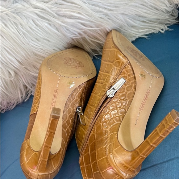 Vince Camuto Cognac Croc-Embossed Pointed Toe Ankle Boots Size 7 1/5 - Picture 6 of 7